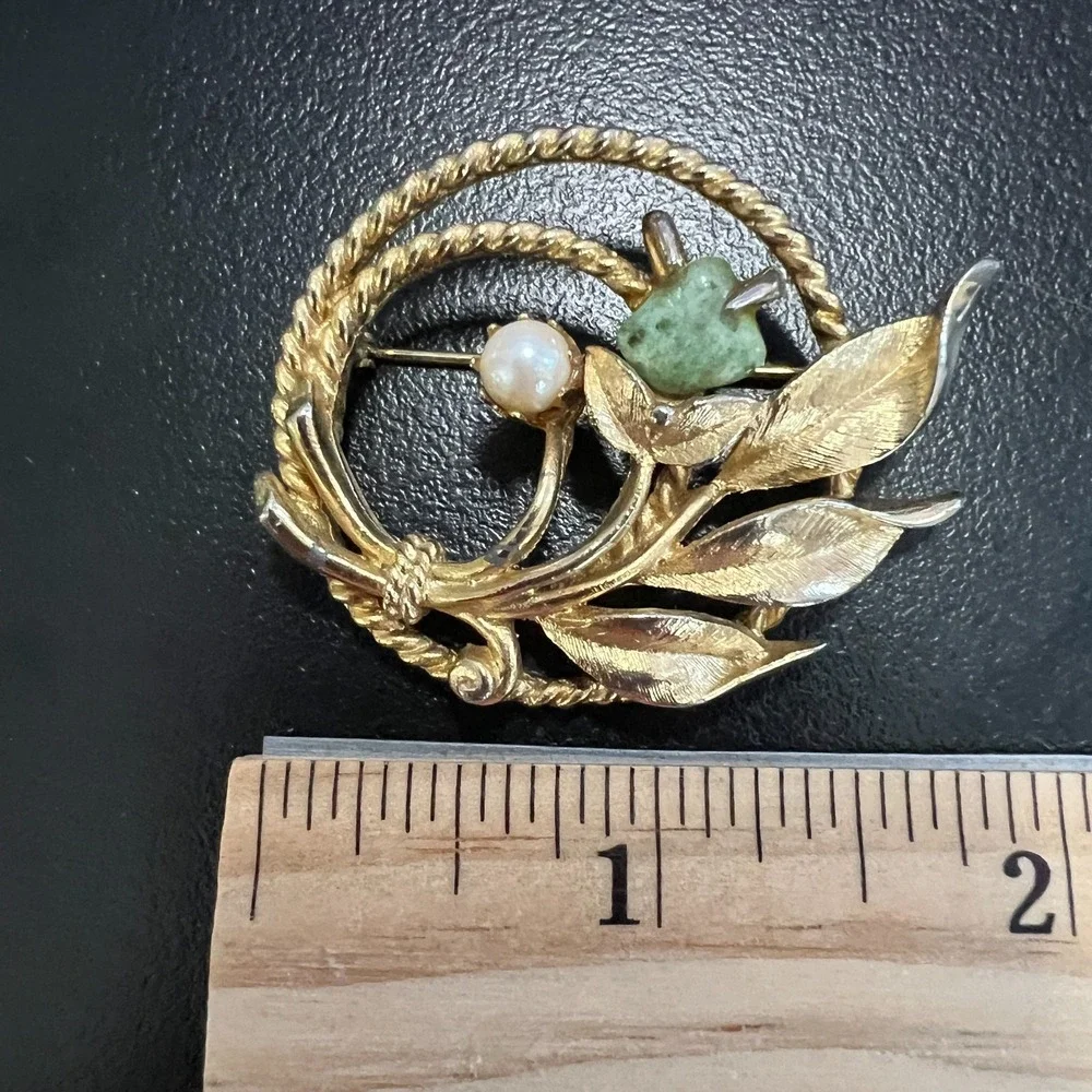 Sarah Coventry Womens Brooch Goldtone Leaf Circle Pearl Green Stone Vintage